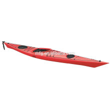 Plastique assis sur le haut de la pêche au lac, kayak de tourisme